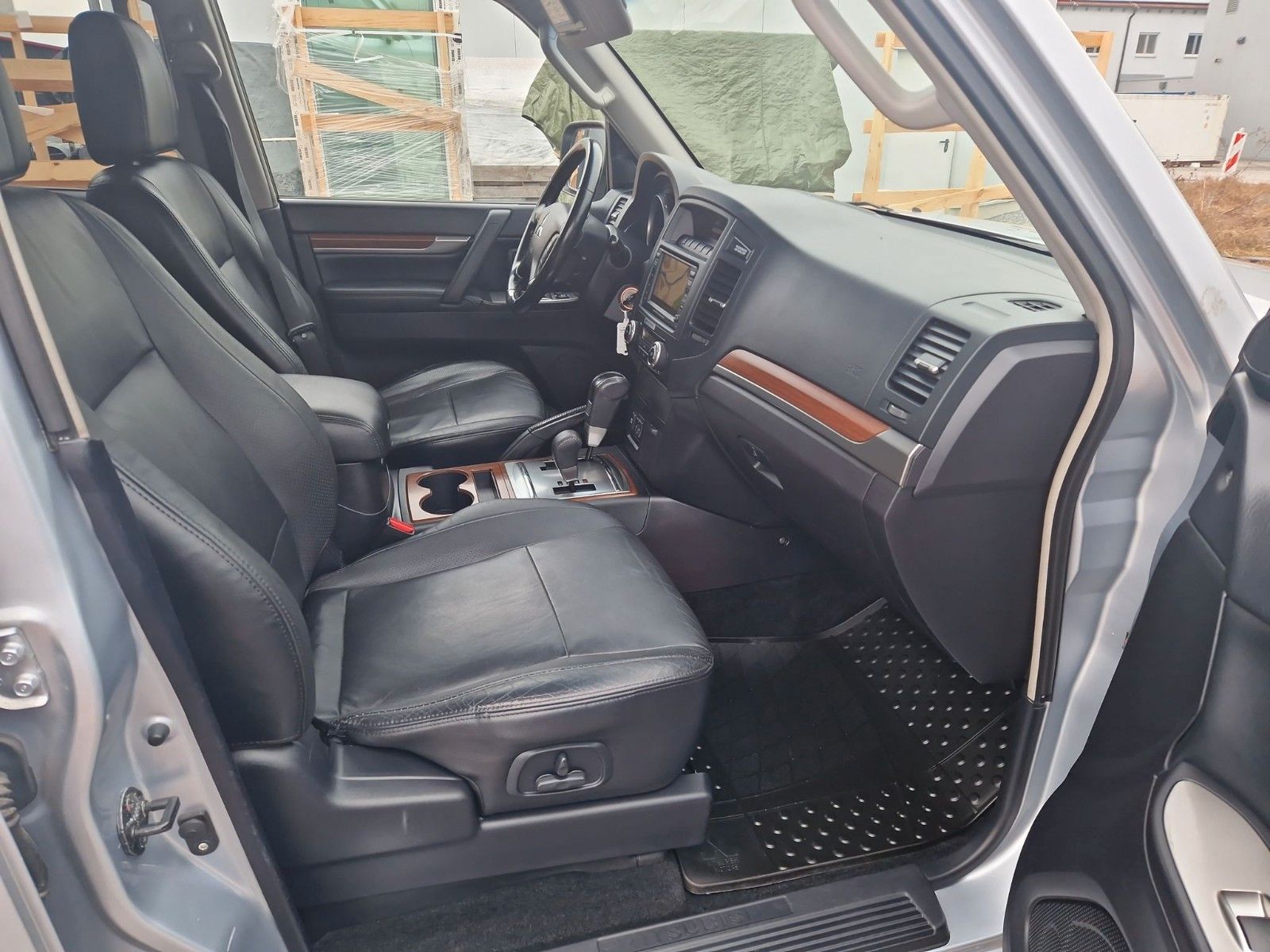 Fahrzeugabbildung Mitsubishi Pajero 3.2 DI-D Instyle ! LEDER ! NAVI ! AHK !