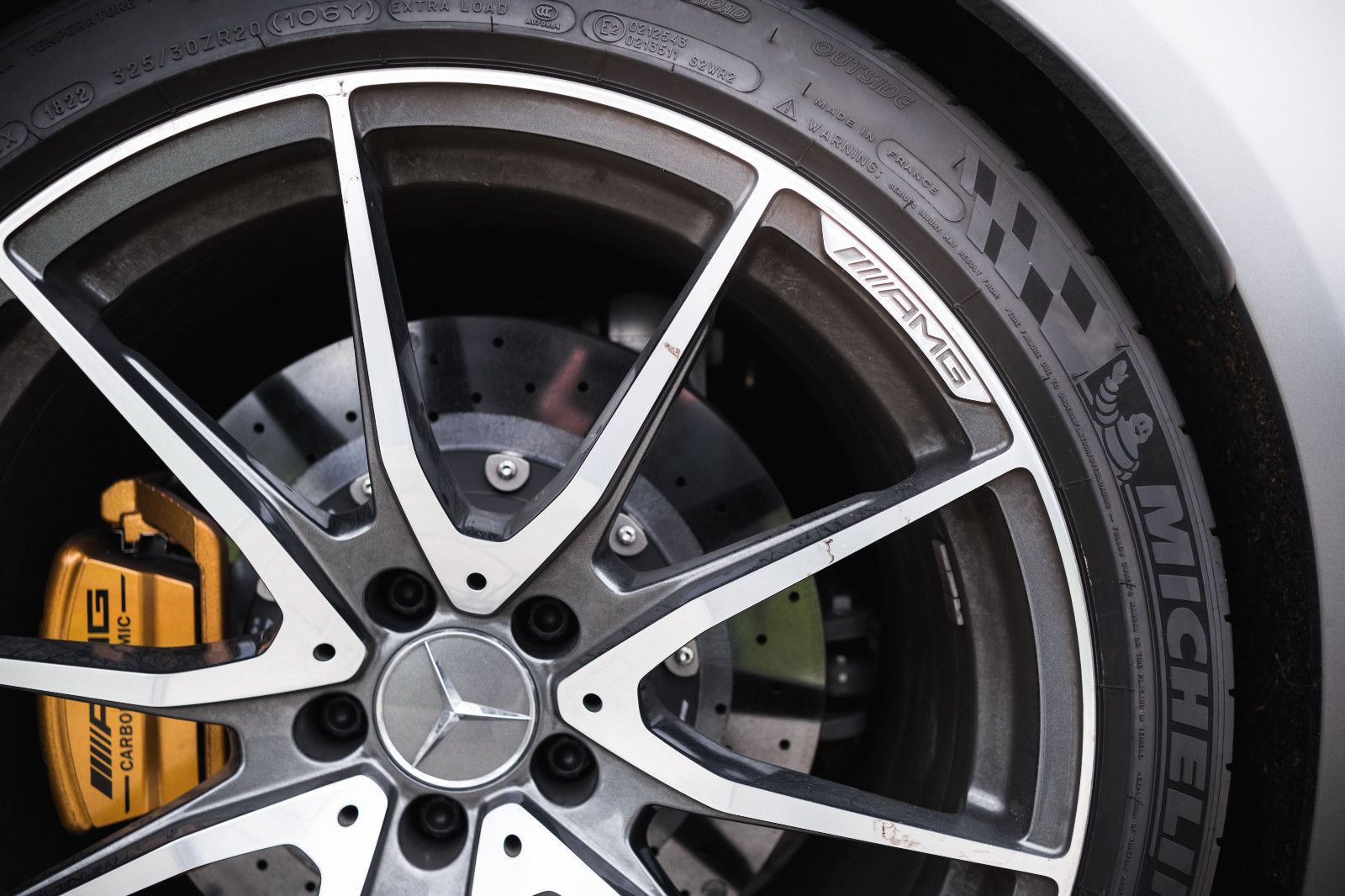 Fahrzeugabbildung Mercedes-Benz AMG GT R Coupe-Keramik-Sonderfarbe-TrackPackage