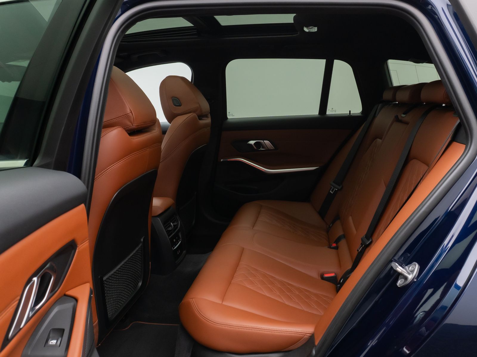 Fahrzeugabbildung BMW 330e xD Luxury Line Panorama HUD Individual Voll