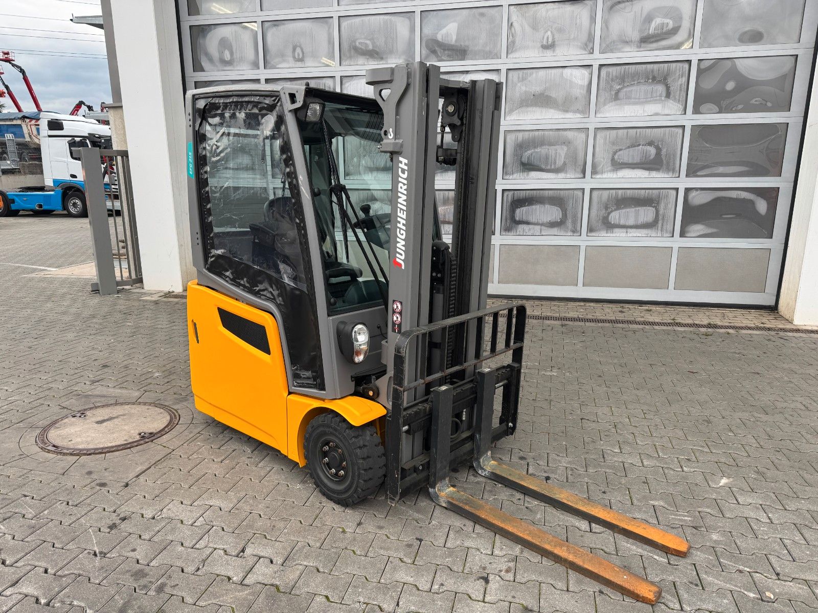 Fahrzeugabbildung Jungheinrich EFG 215 / Triplex: 4.25m! / SS / 4.168h / 2024
