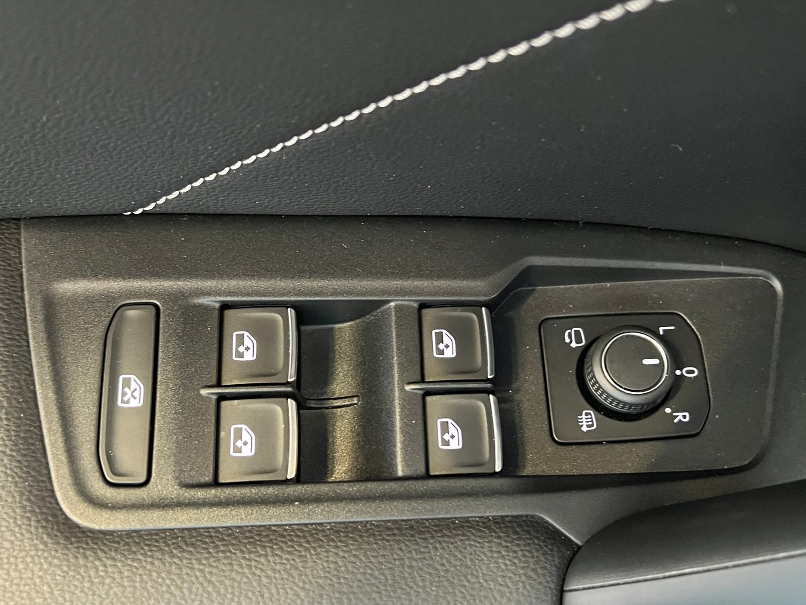 Fahrzeugabbildung Volkswagen Tiguan R-Line 2.0 TDI DSG 4Motion *Matrix-LED, P