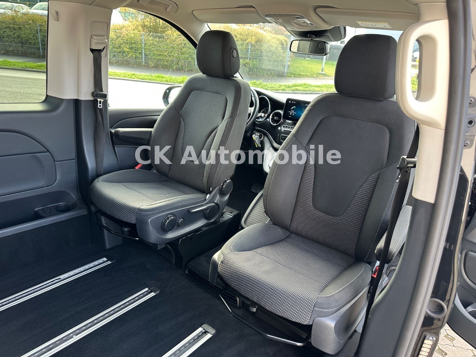 Fahrzeugabbildung Mercedes-Benz V 300d EDITION Kompakt/7 Sitze/Navi/LED/AHK