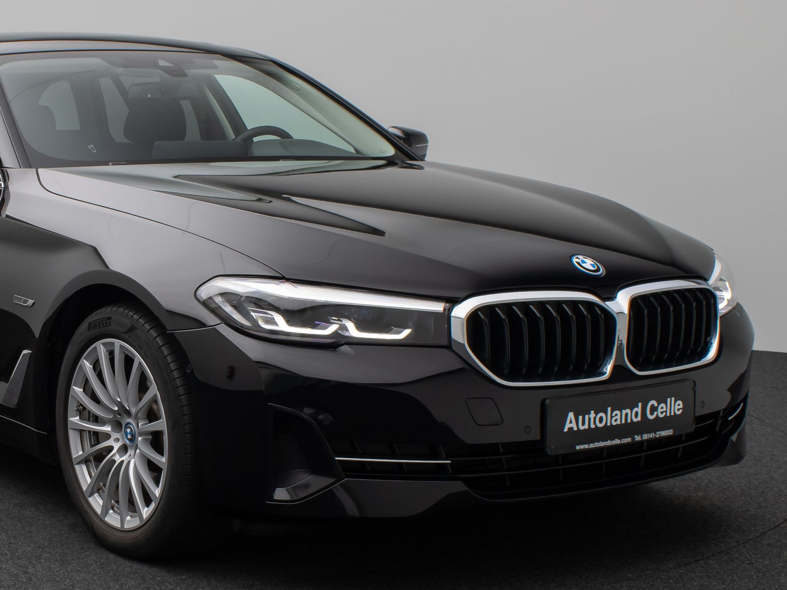 Fahrzeugabbildung BMW 530e xD Panorama Kamera CockPiPro DAB Alarm LED
