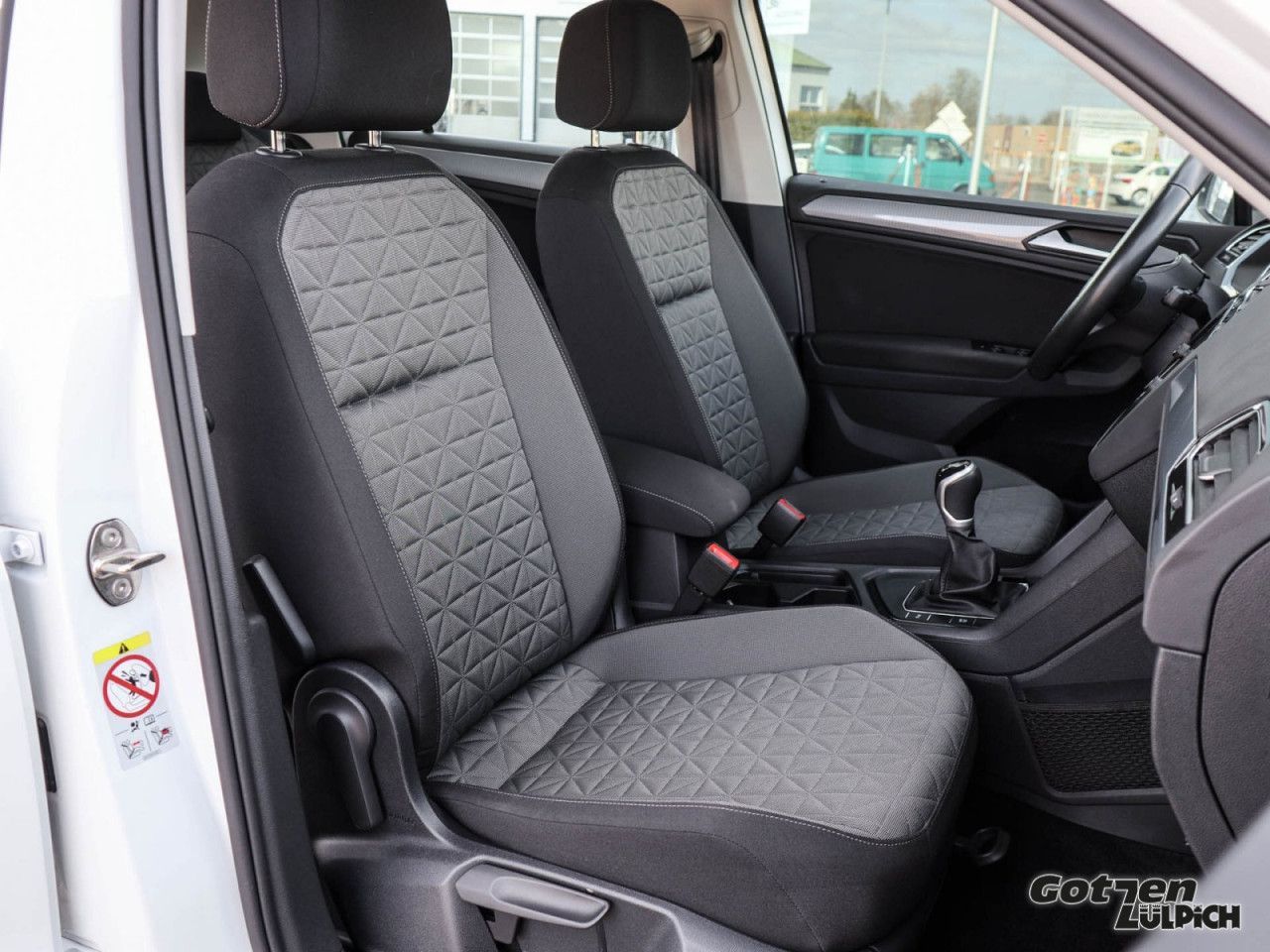 Fahrzeugabbildung Volkswagen Tiguan Life 1,5TSI Navi Winterpaket LED PDC