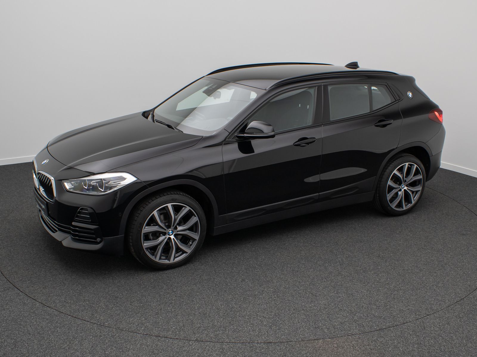 Fahrzeugabbildung BMW X2 sD18i Alarm HUD DAB Kamera HiFi Sportsitz 19"