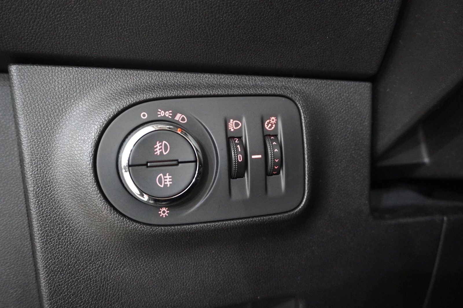 Fahrzeugabbildung Opel Corsa E 1.4 COLOR EDITION SPORT/SHZ/PDC/TEMP.