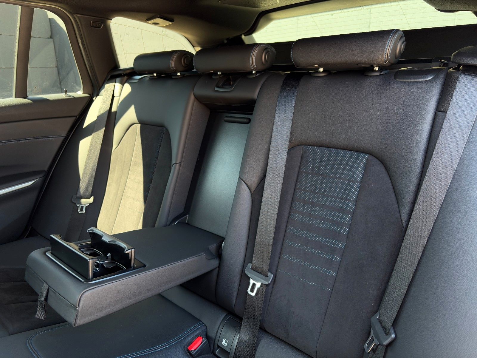 Fahrzeugabbildung BMW 320e Touring M Sport Aero Laser Akustik HUD H&K