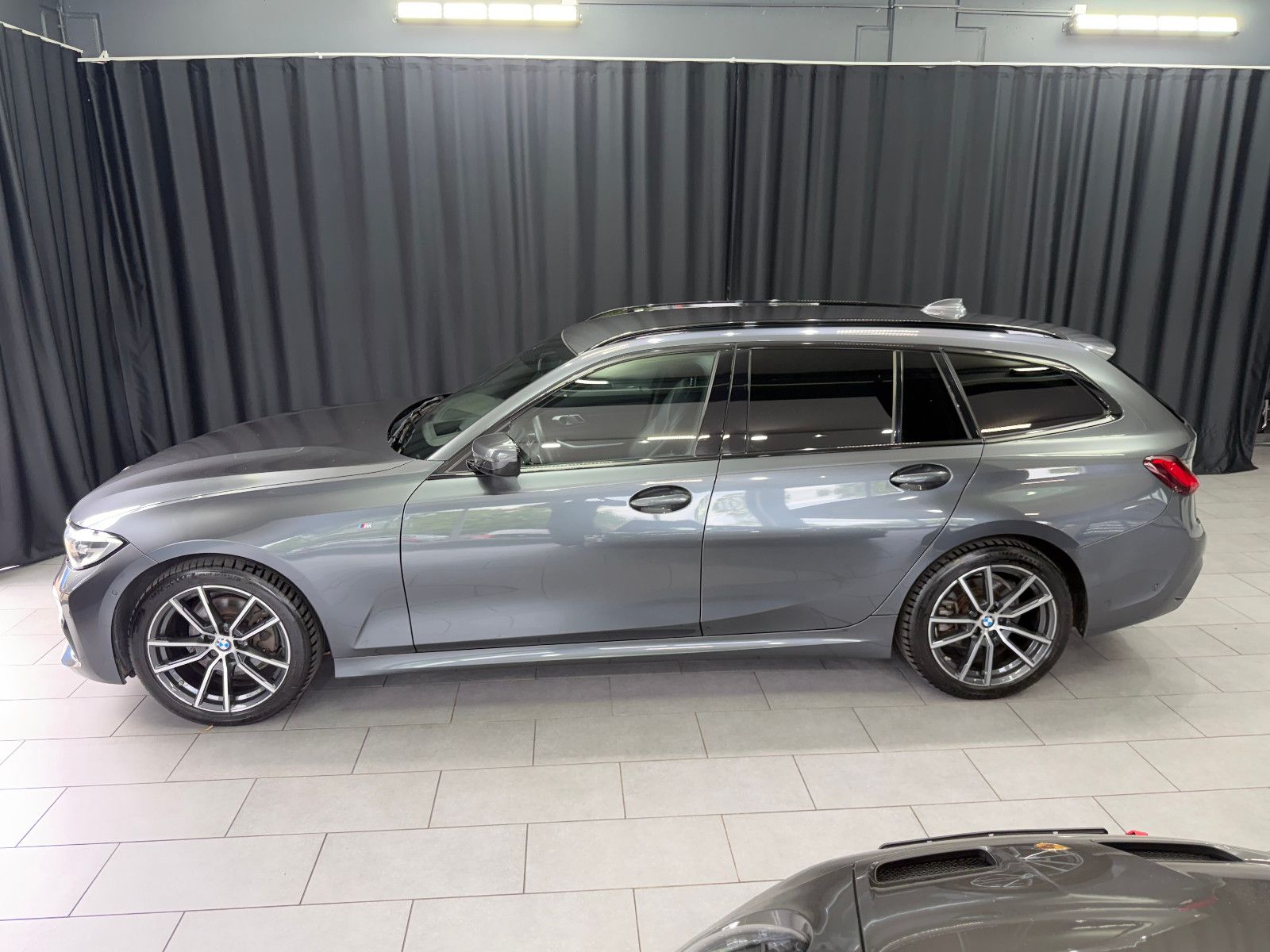 Fahrzeugabbildung BMW 320d Touring xDrive M Sport|HIFI|HuD|LEDER|KAMER