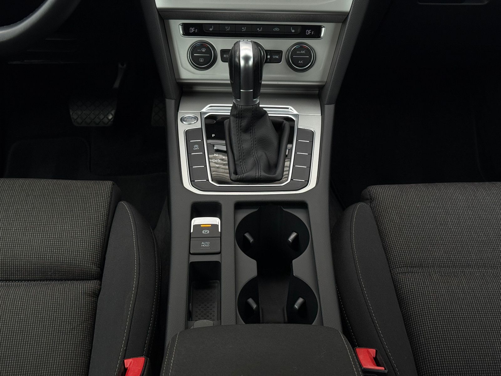 Fahrzeugabbildung Volkswagen Passat Comfortline DSG ACC Navi PDC SHZ Massage