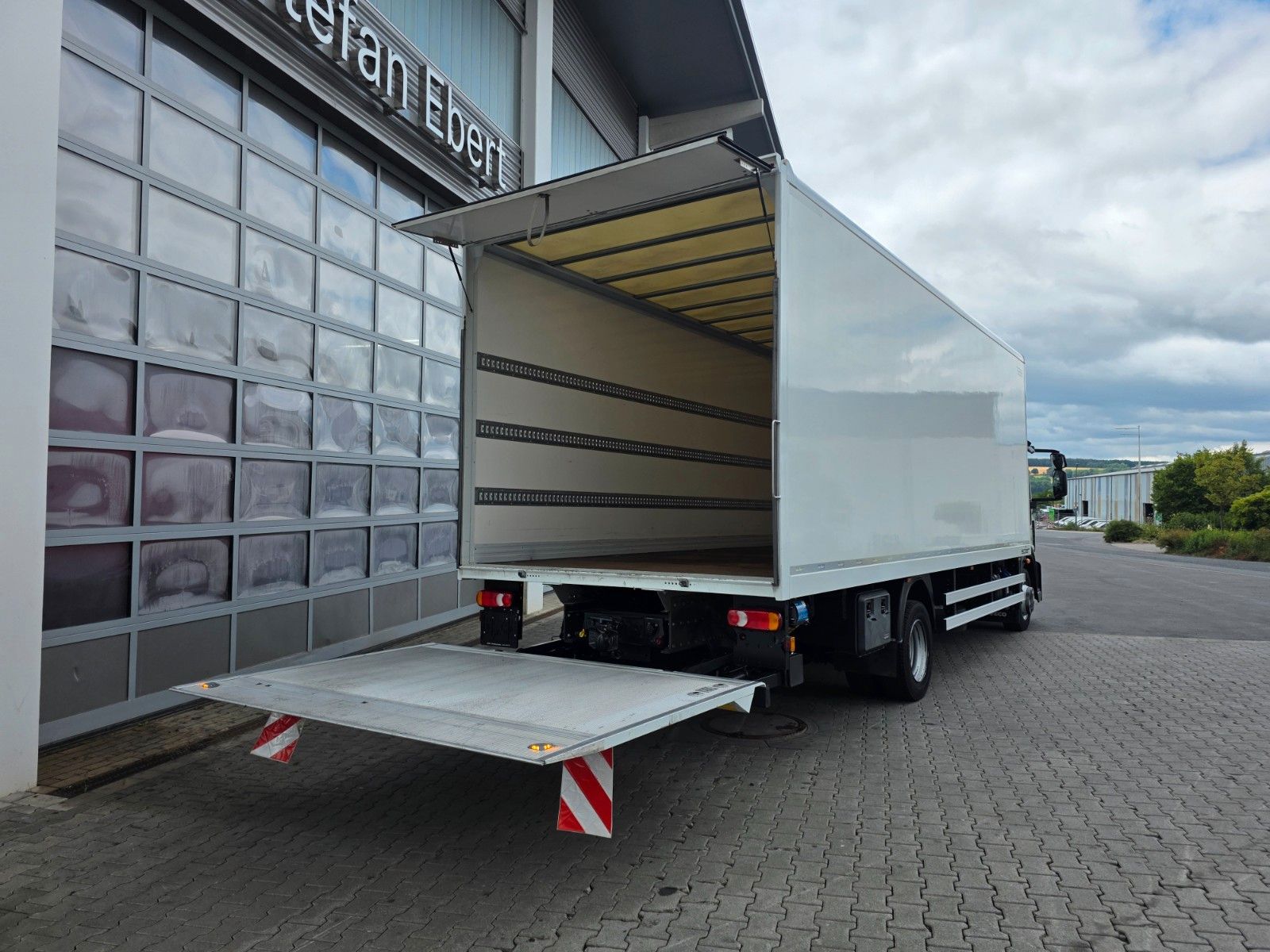 Fahrzeugabbildung Iveco Eurocargo ML120E25 LBW Palfinger 1.500kg