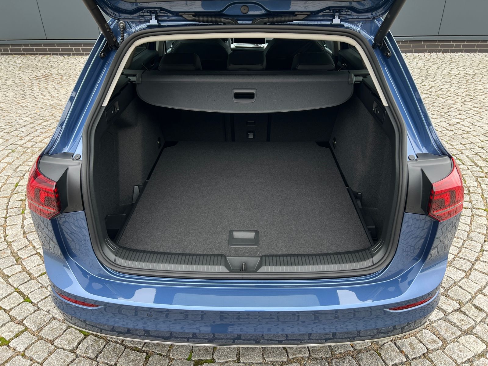 Fahrzeugabbildung Volkswagen Golf VIII Variant GOAL 2.0 TDI DSG *AHK, LED, "P