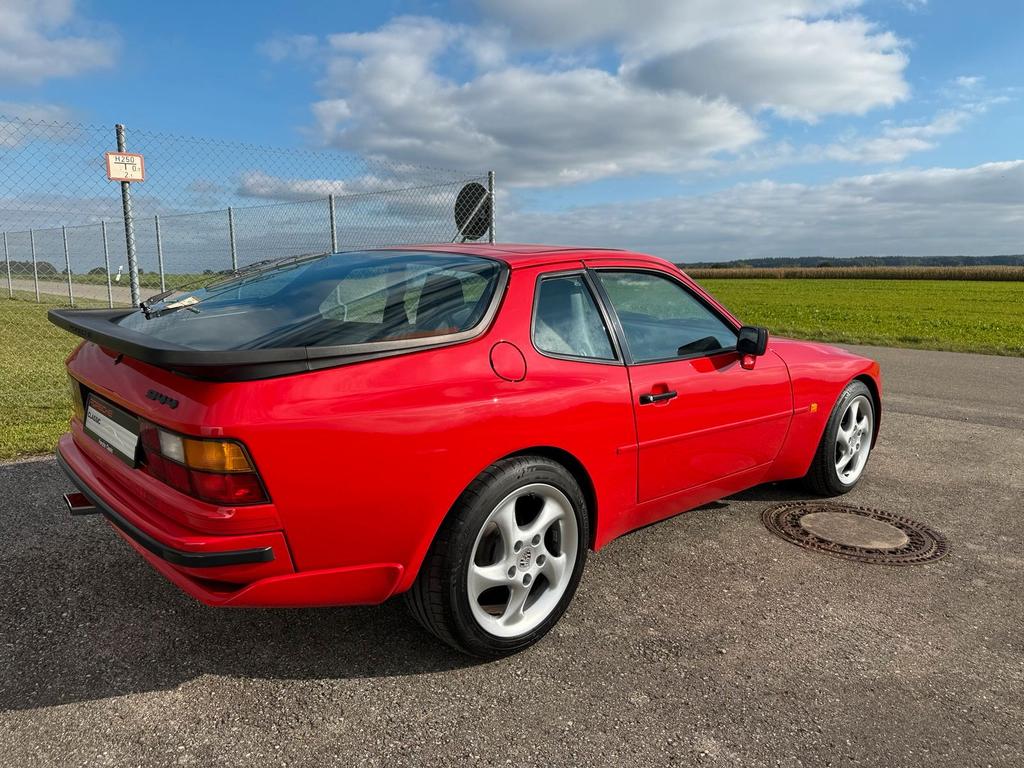 Porsche 944