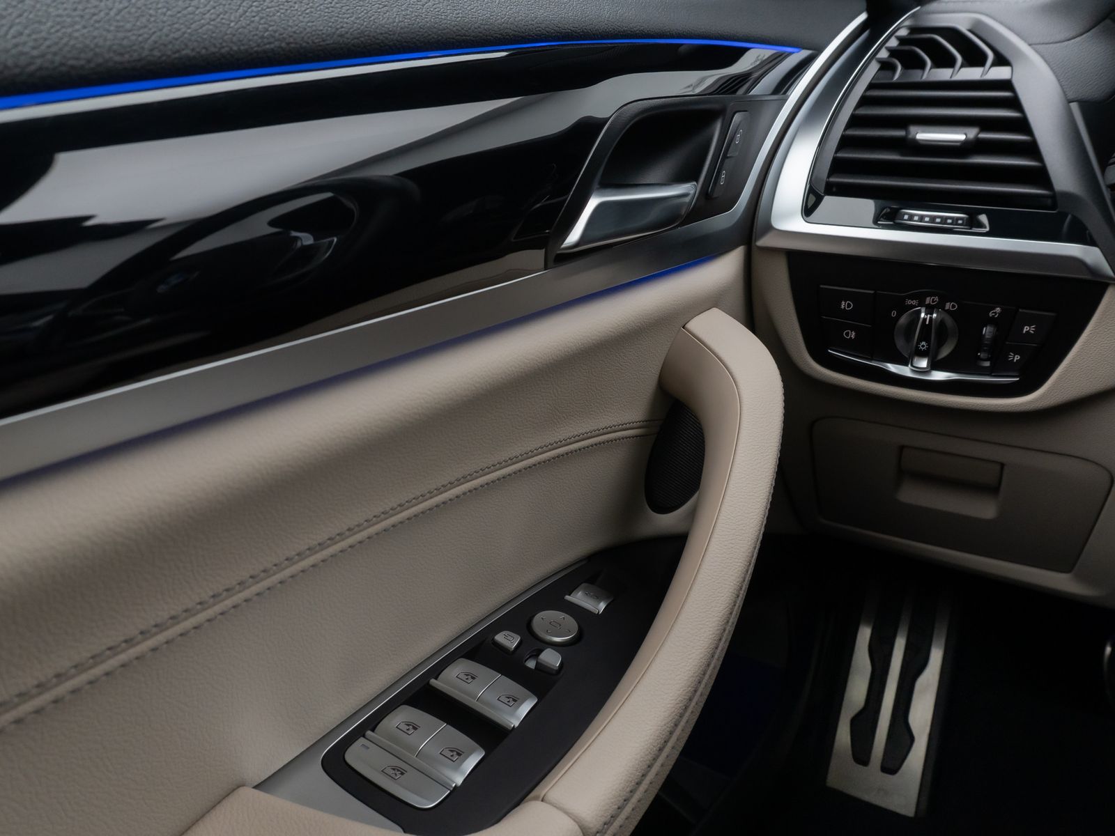 Fahrzeugabbildung BMW X4 xD30d M Sport Panorama Kamera HUD H/K AHK 21"