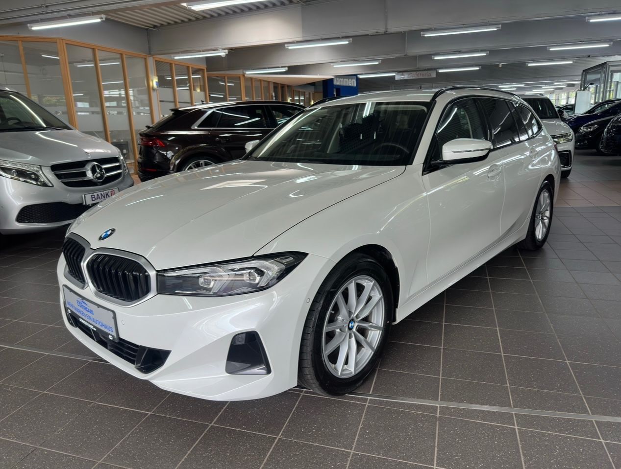 BMW 318d Touring Wenig km + Park Assist + DA Assist foto 5