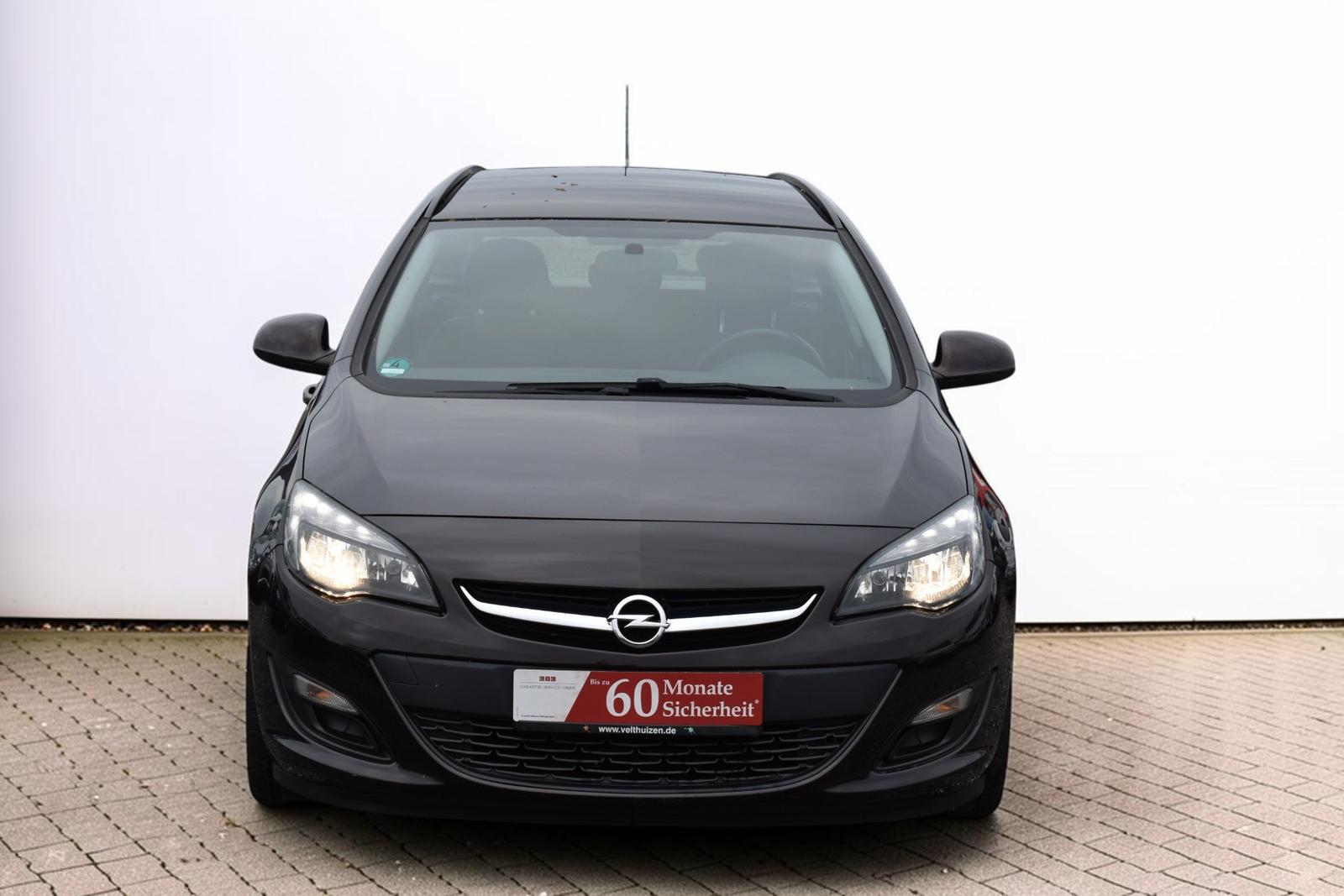 Opel Astra 2013 — салон