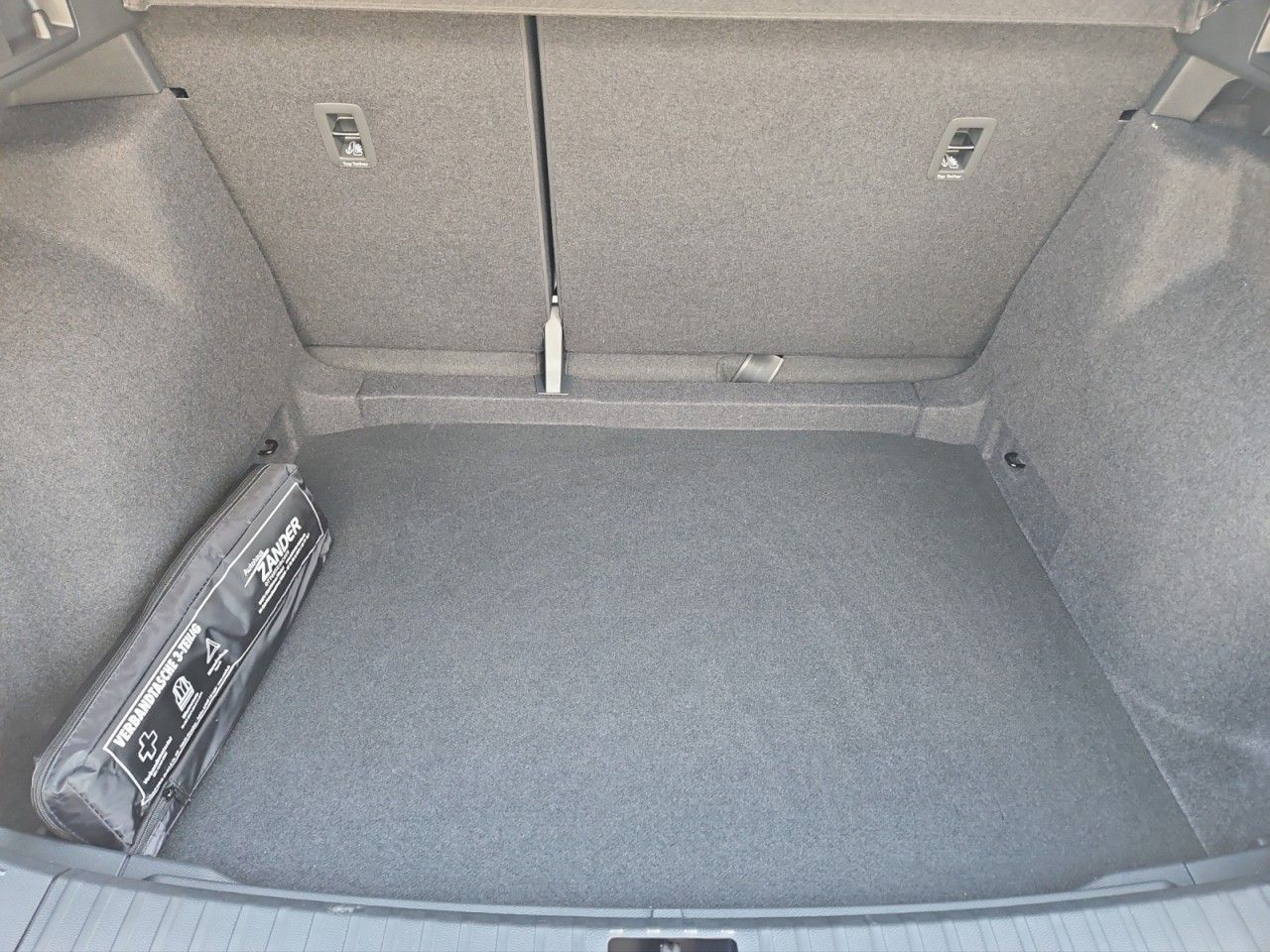 Fahrzeugabbildung SEAT Ateca Reference Edition - 5 Jahre Garantie uvm.