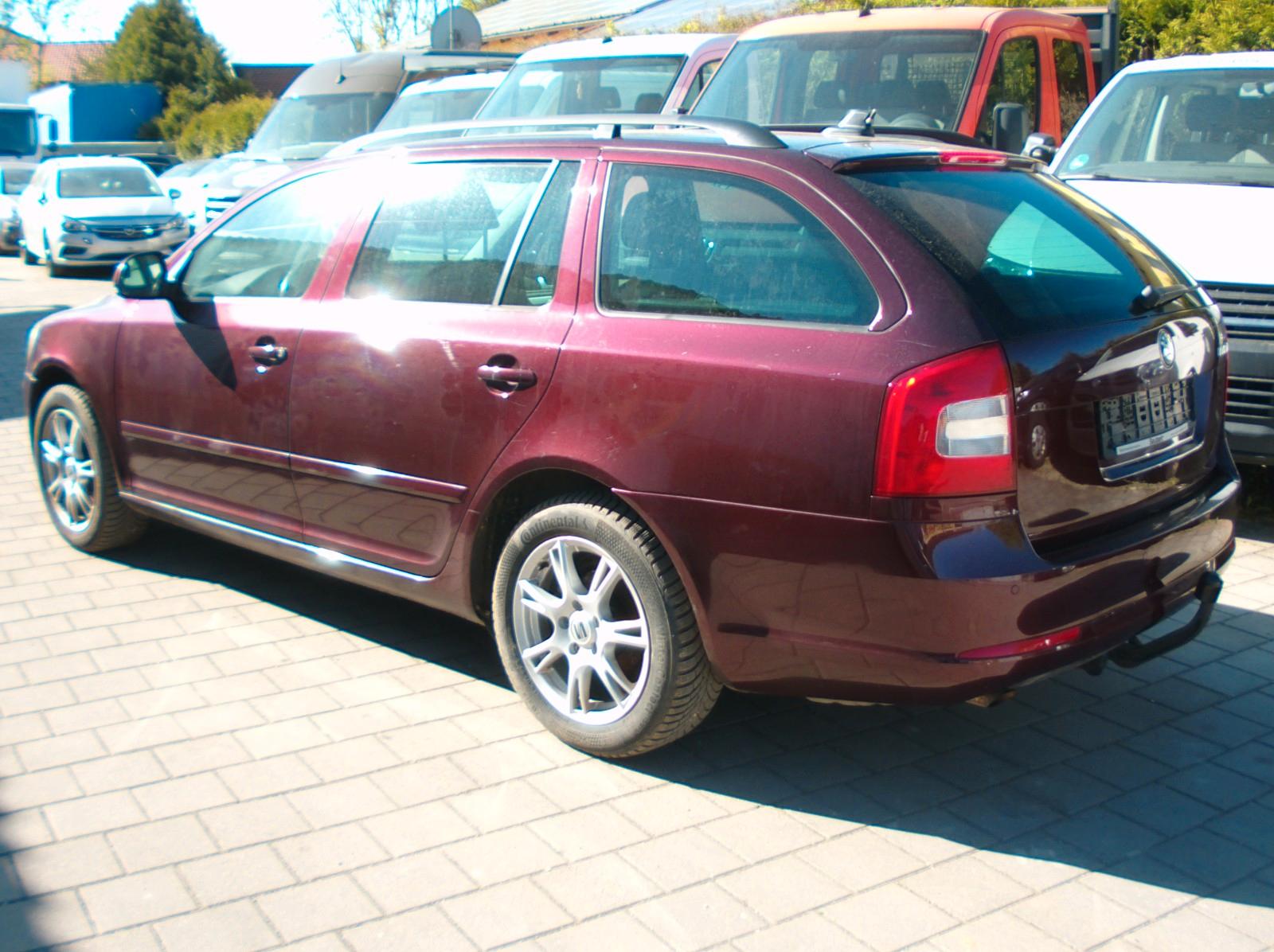 Skoda Octavia 2011 — rear view
