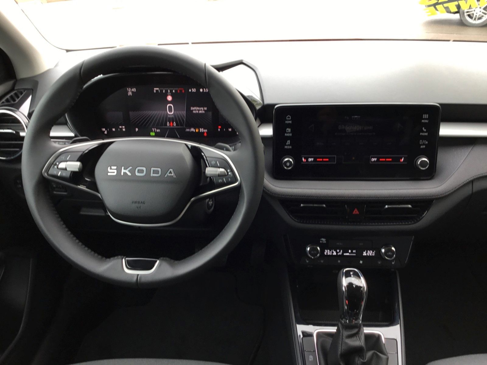 Fahrzeugabbildung SKODA Fabia 1.0l TSI DSG Selection+15"+LED+Sitzheizung