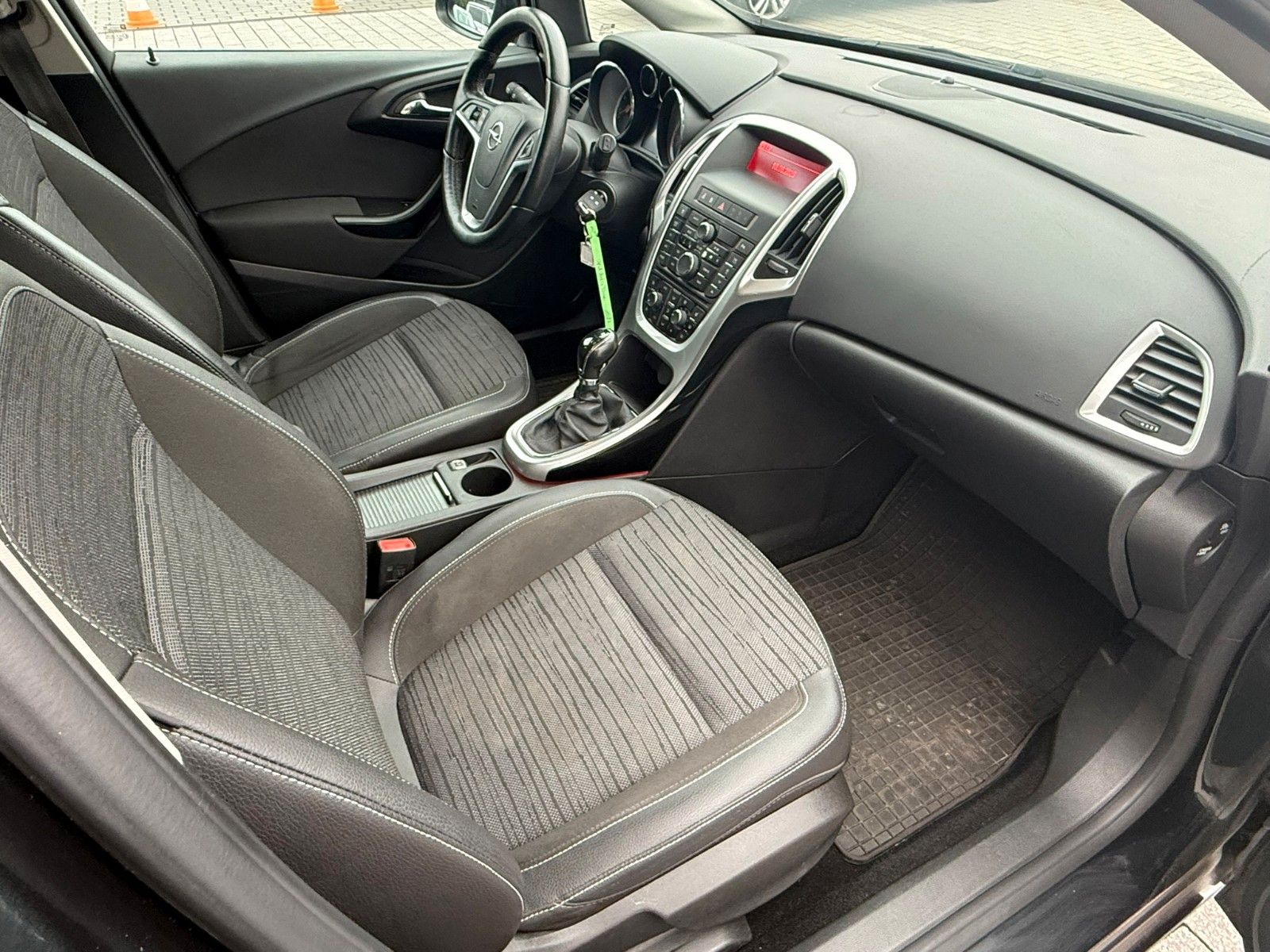 Fahrzeugabbildung Opel Astra J Sports Tourer Style
