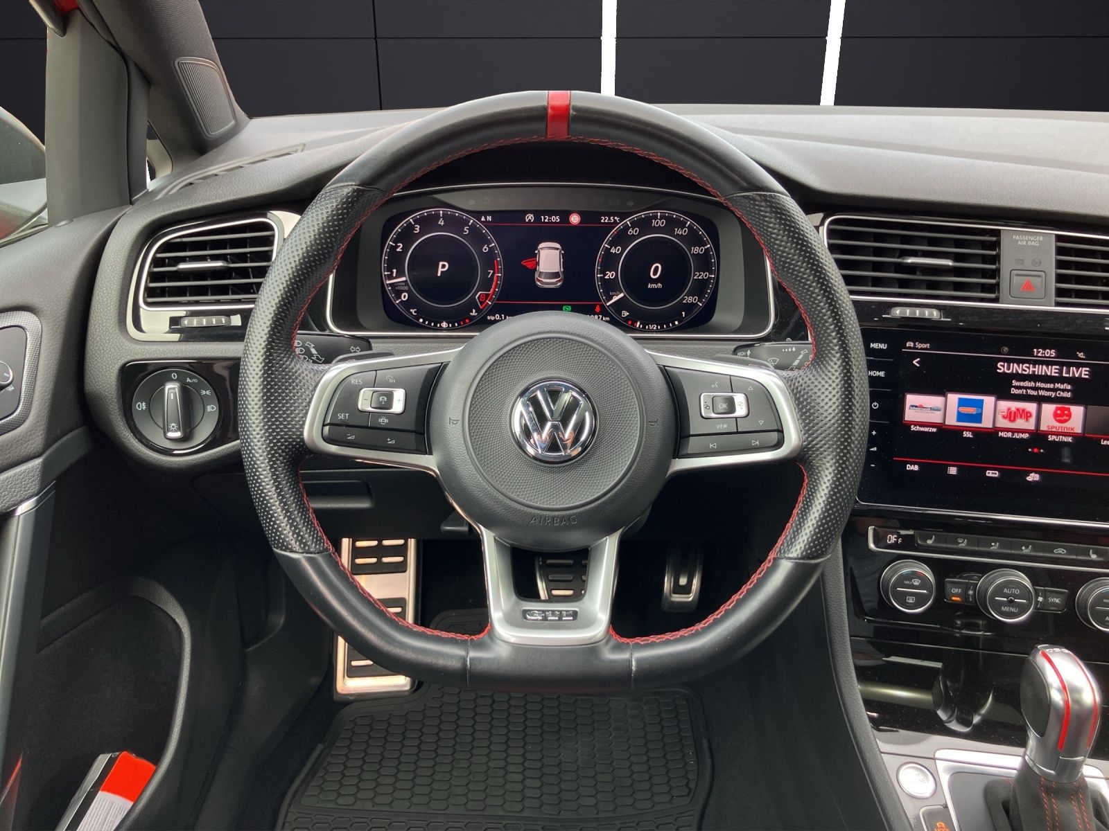 Fahrzeugabbildung Volkswagen Golf VII GTI TCR Start-Stopp DSG LED Navi Pano A
