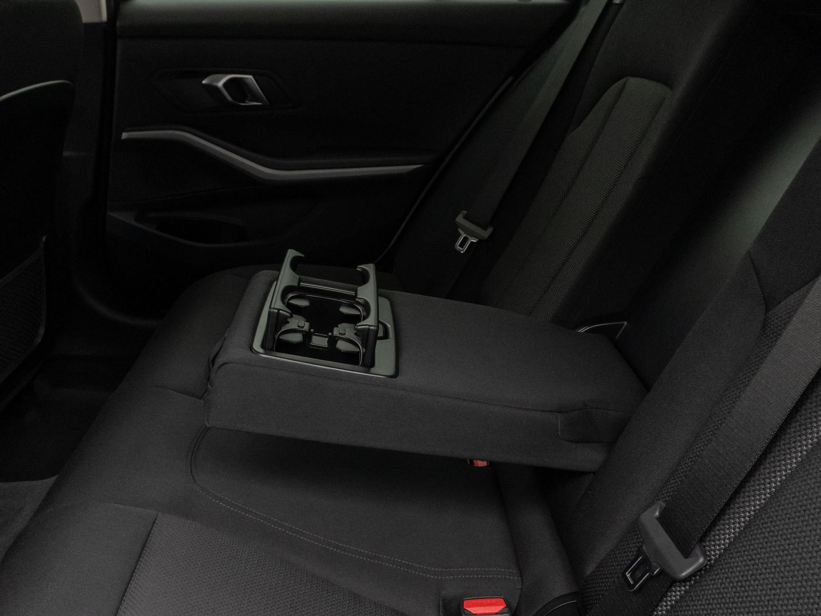 Fahrzeugabbildung BMW 330e Kamera HUD DAB Stop&Go Komfort Fernlichtass