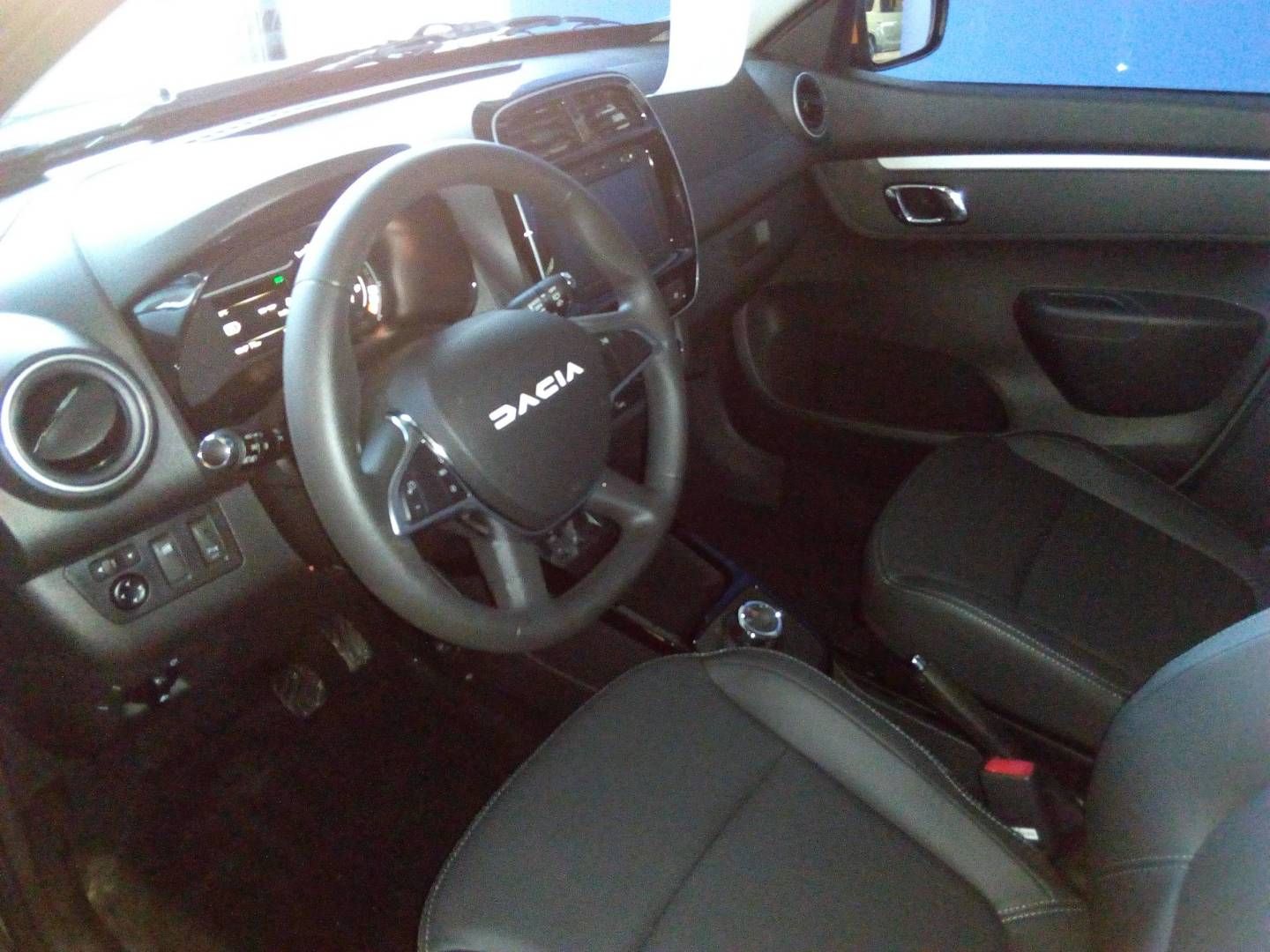 Fahrzeugabbildung Dacia Spring Essential CCS- Anschluss