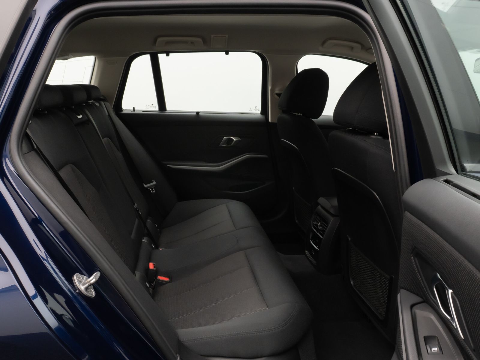 Fahrzeugabbildung BMW 330e Individual DAB HiFi Fernlichtassist PDC LED