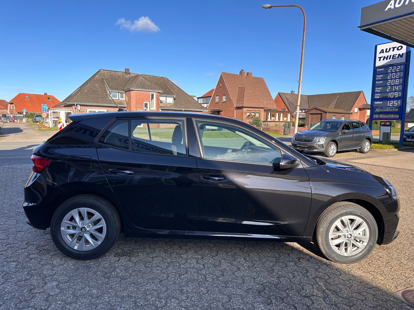 Fahrzeugabbildung SKODA Fabia 1.0 TSI DSG Selection LED/PDC/SHZG/APP/GRA