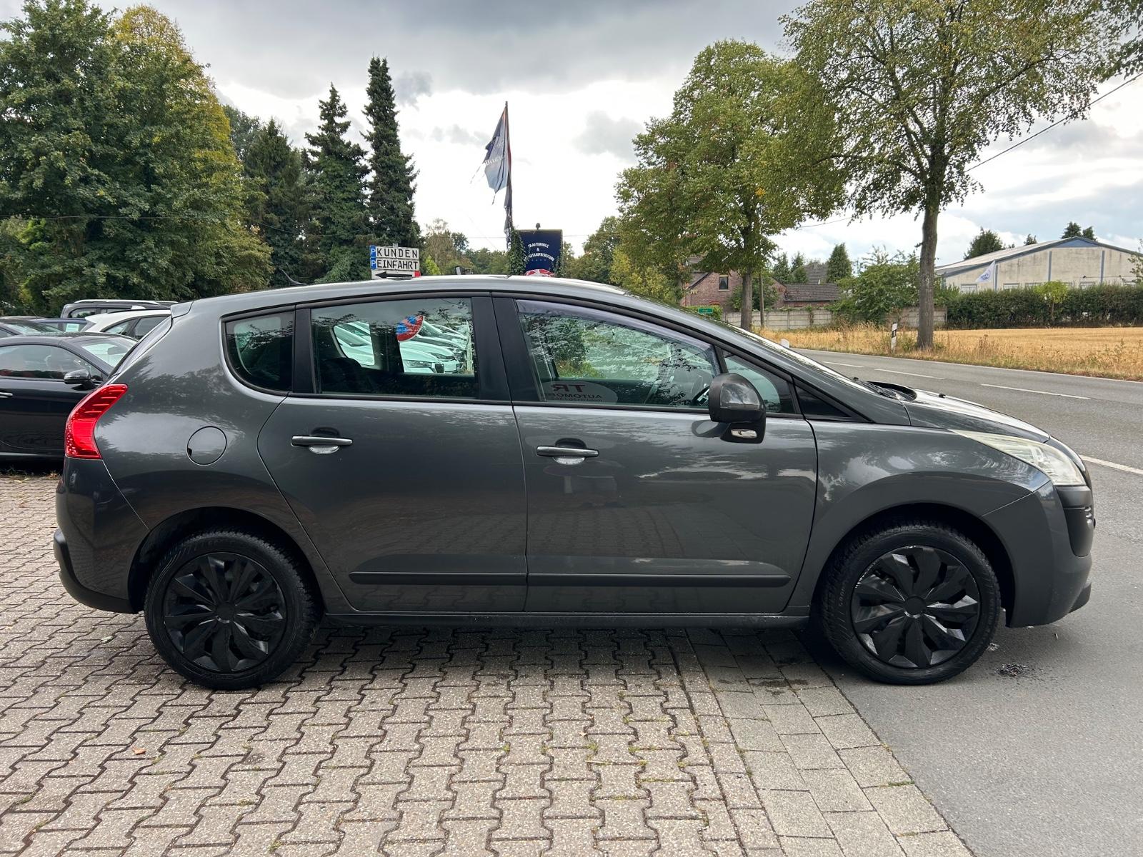 Peugeot 3008 2010 — салон