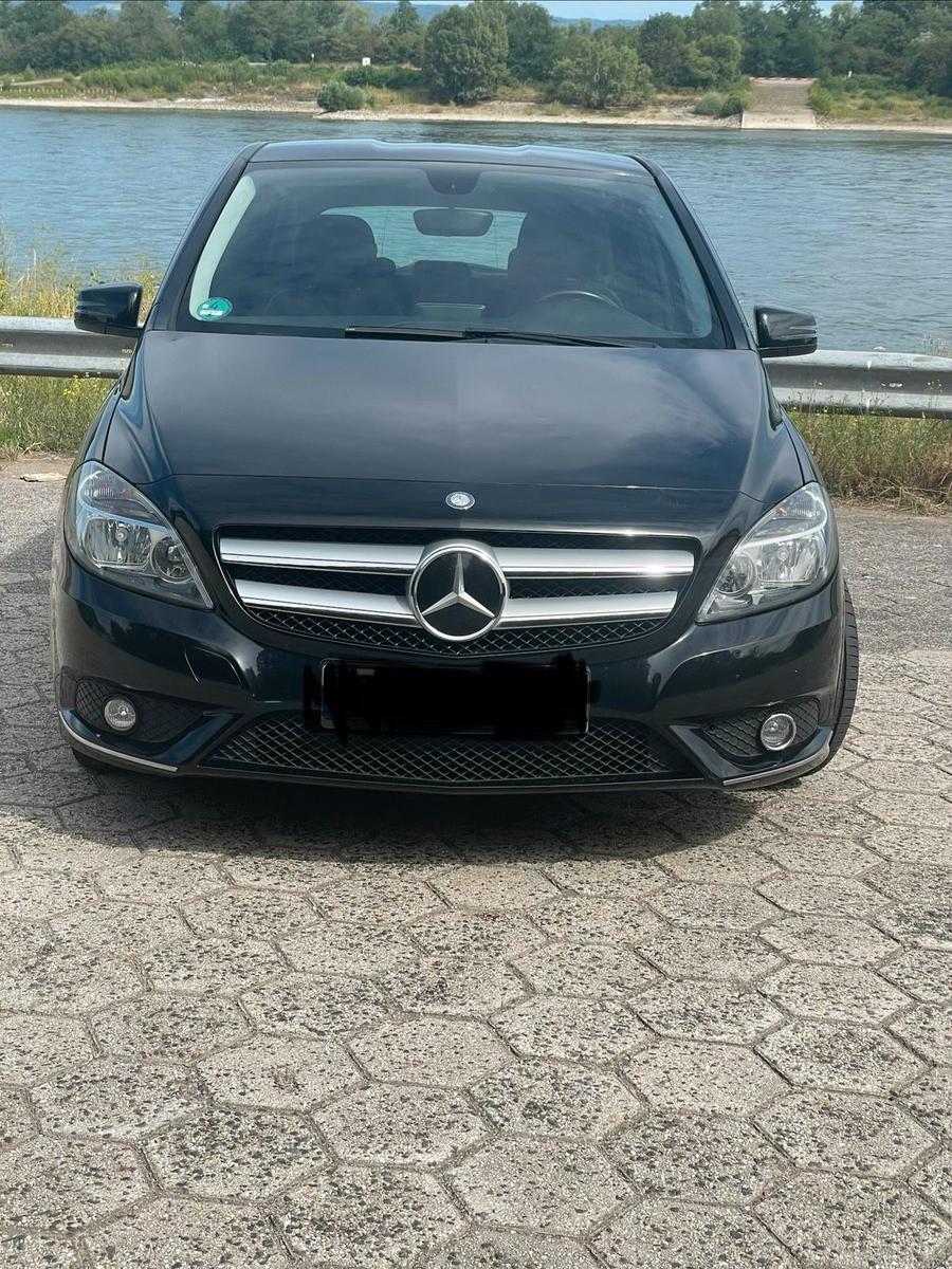 Mercedes-Benz B 180