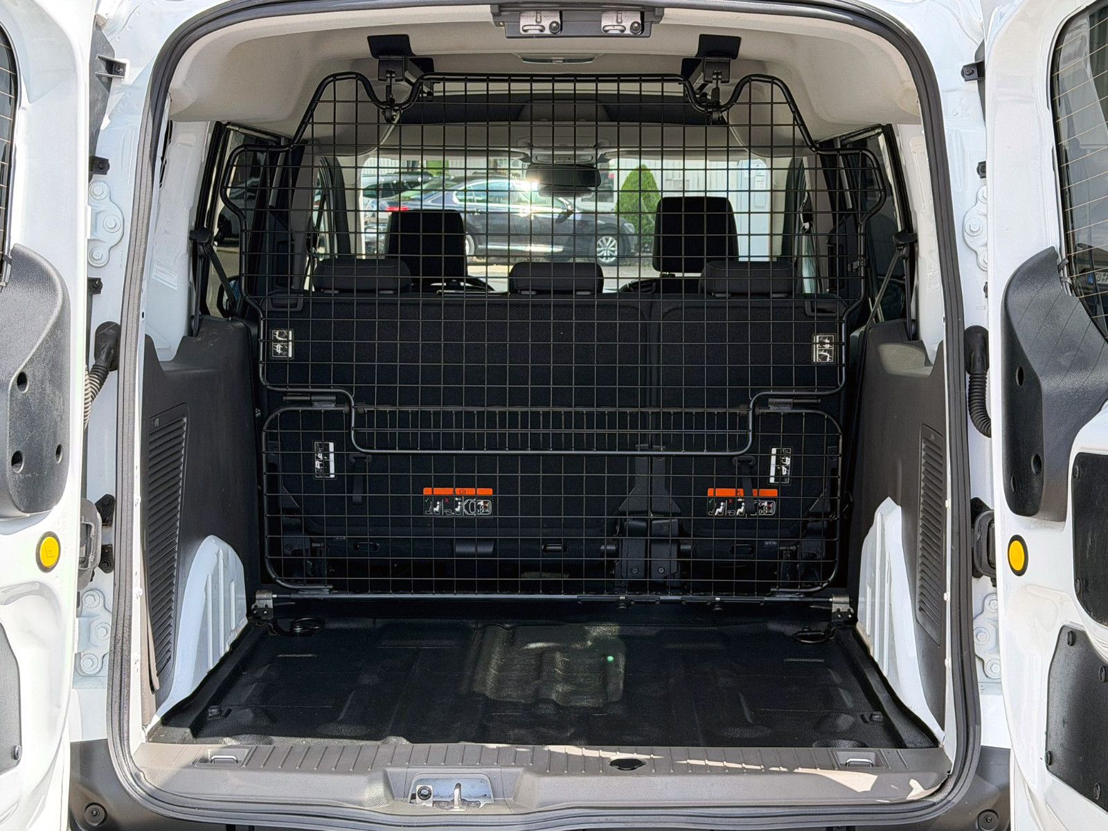 Fahrzeugabbildung Ford Transit Connect 240 Kombi L2 ACC AHK KAM SHZ BT