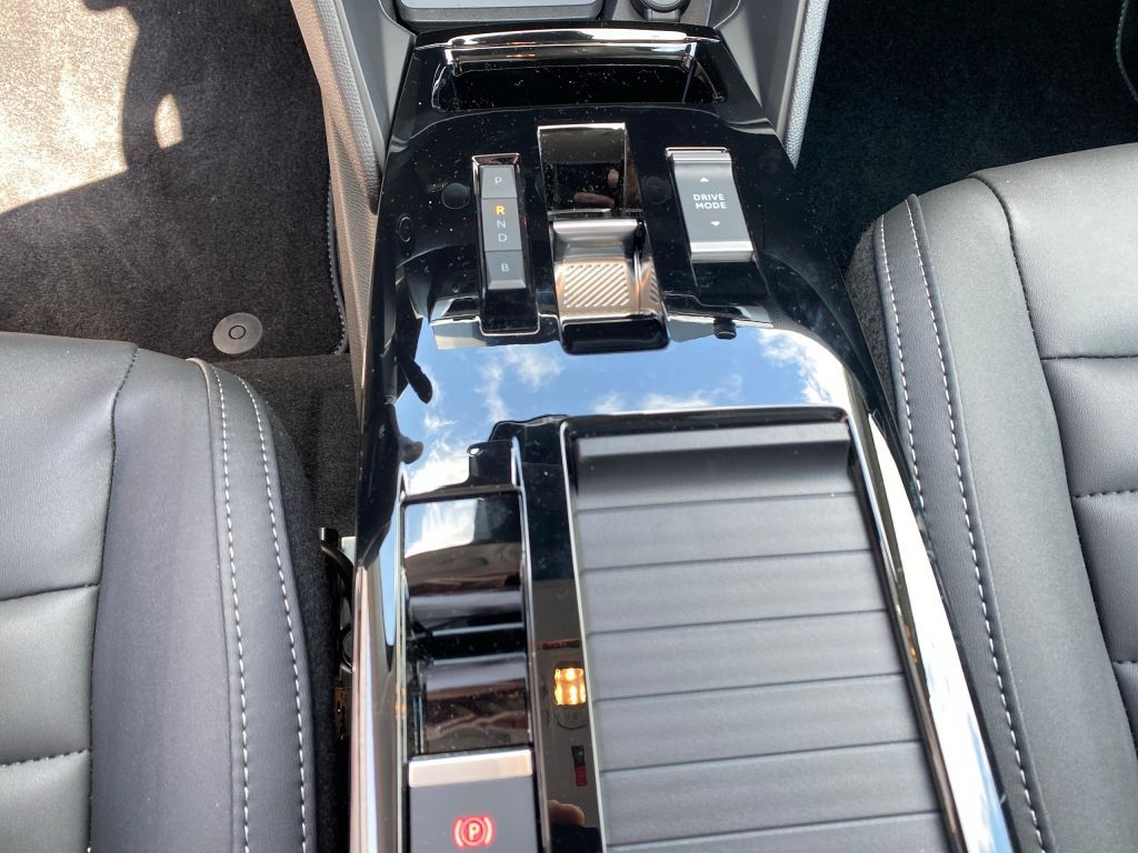 Fahrzeugabbildung Citroën e-C4 Elektro 156 MAX *Cam*Technopak*11 kW*Navi*