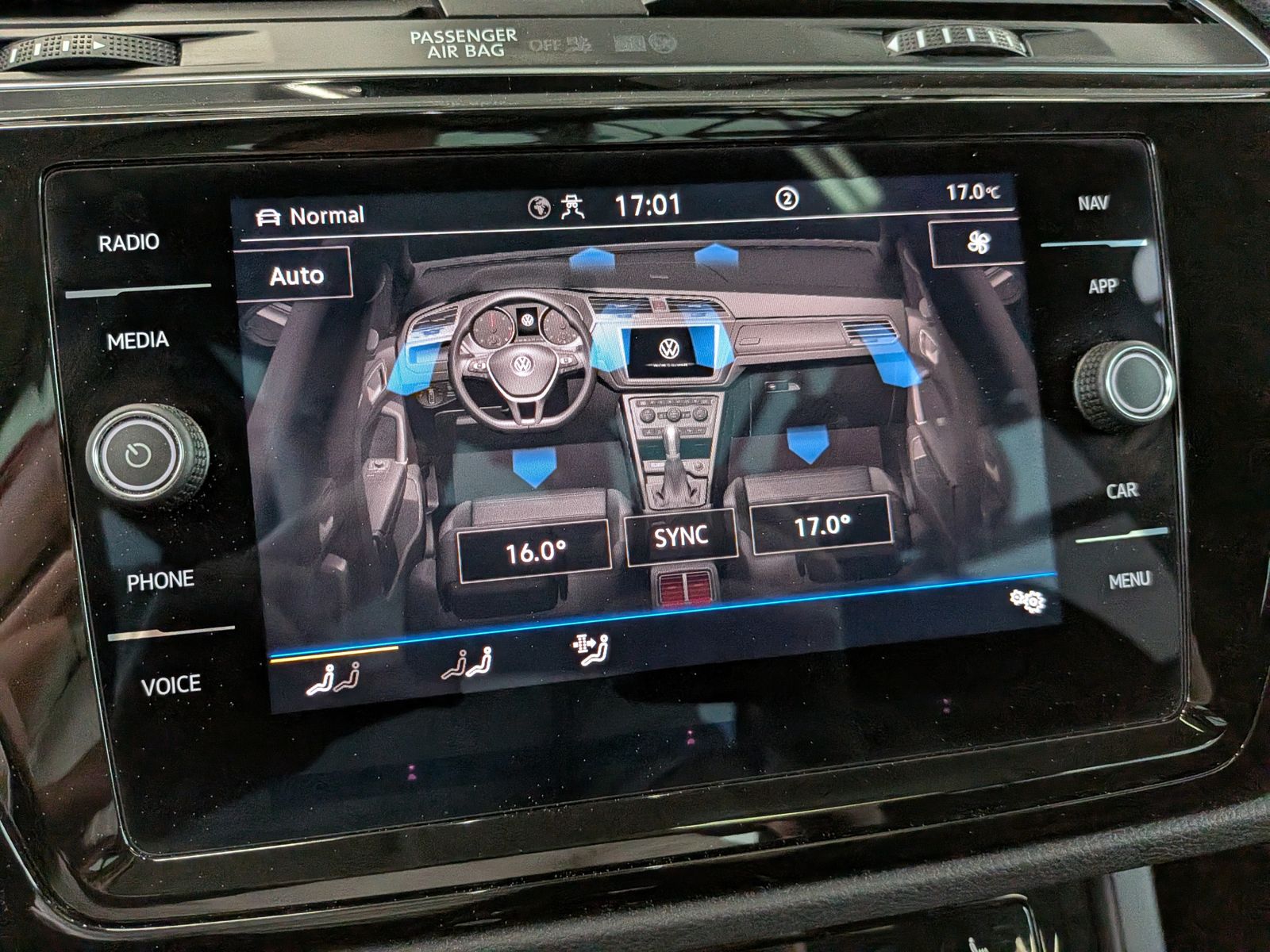 Fahrzeugabbildung Volkswagen Touran 2.0 DSG R-Line High Pano 7-Si IQ AHK VOLL