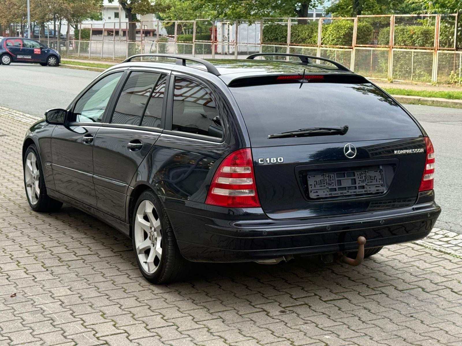 Mercedes-Benz C180 2006 — салон