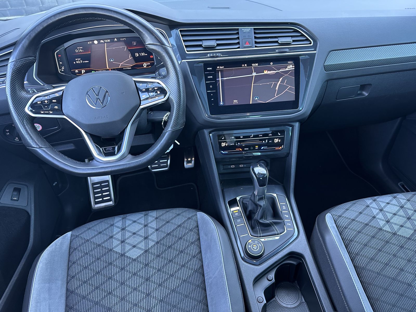 Fahrzeugabbildung Volkswagen Tiguan 2.0 TDI DSG 4M R-Line NAV+MATRIX+PANO+KAM