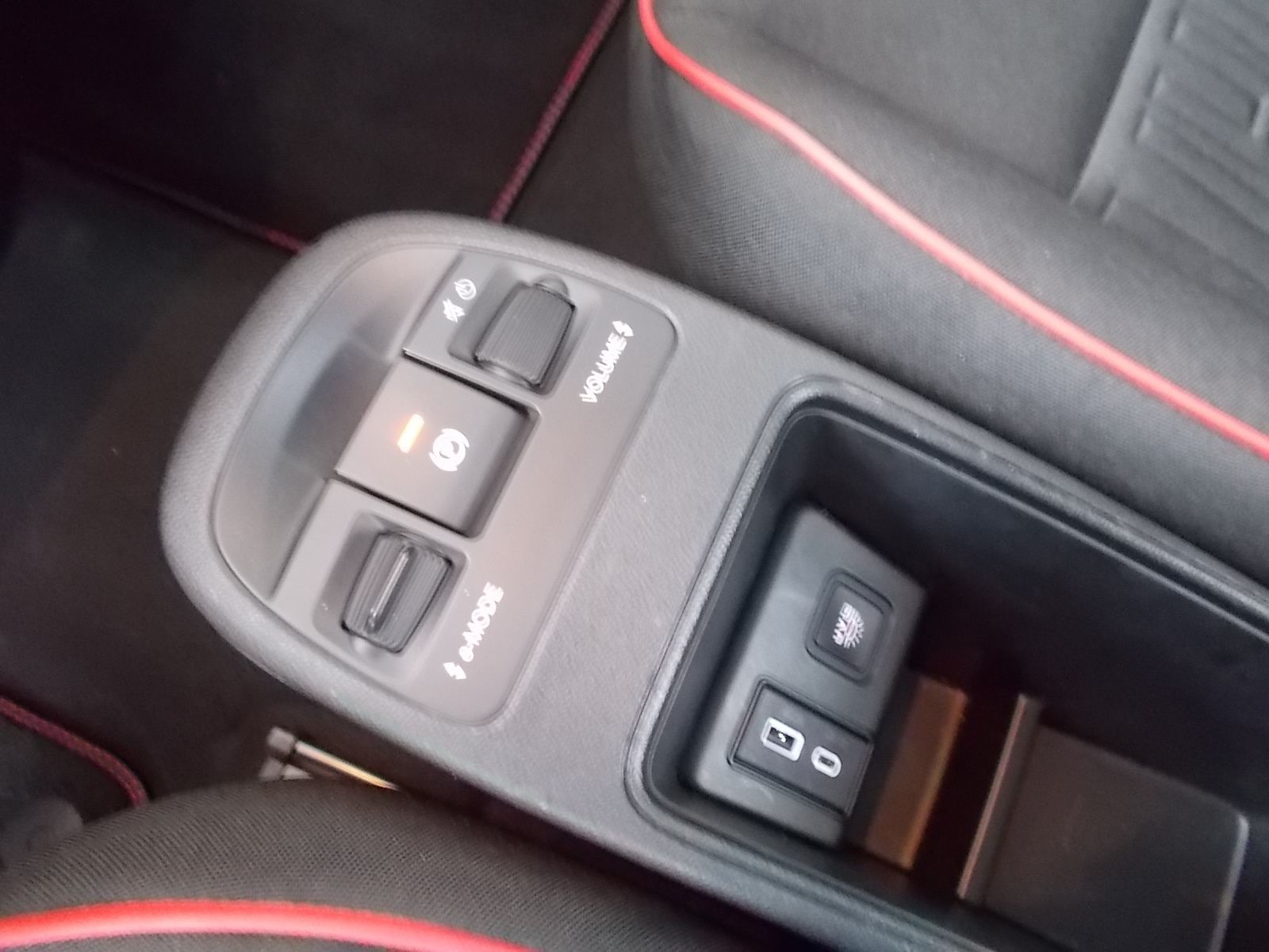 Fahrzeugabbildung Fiat 500e Red EDITION 42 kWh WENIG KILOMETER