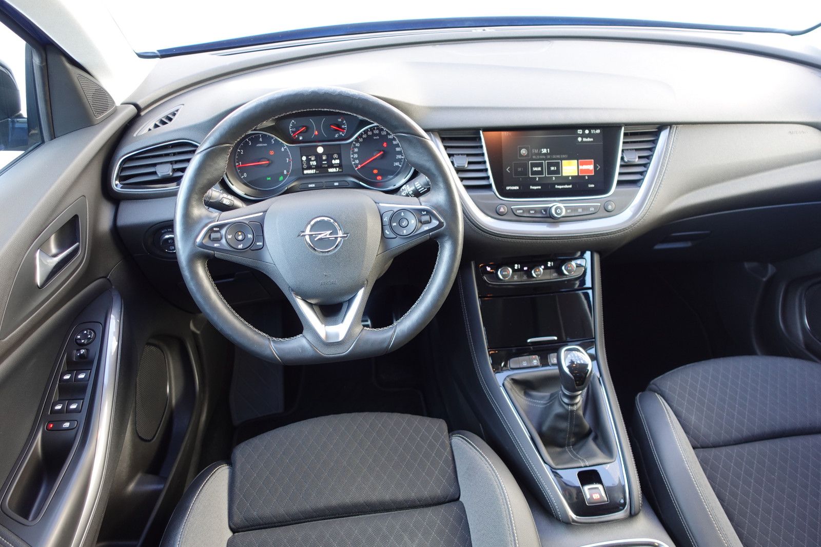 Fahrzeugabbildung Opel Grandland X 1.2Turbo AHK,Sitzh.,Navi,PDC,Kamera