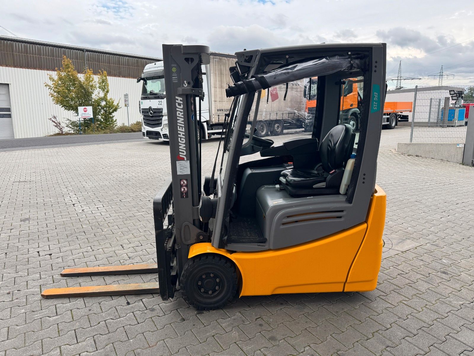 Fahrzeugabbildung Jungheinrich EFG 215 / Triplex: 4.25m! / SS / 4.168h / 2024