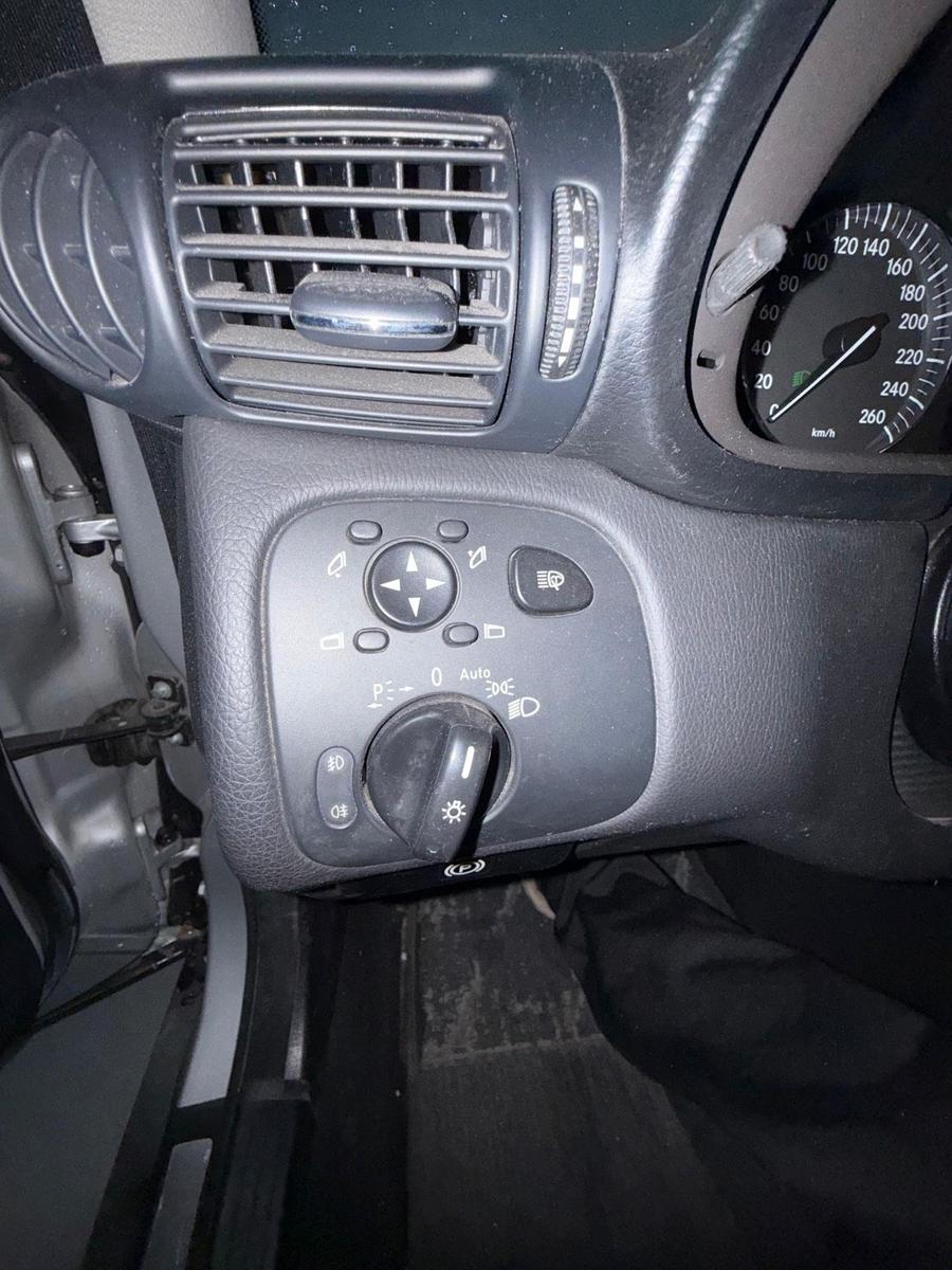 Mercedes-Benz C220 2004 — photo 11