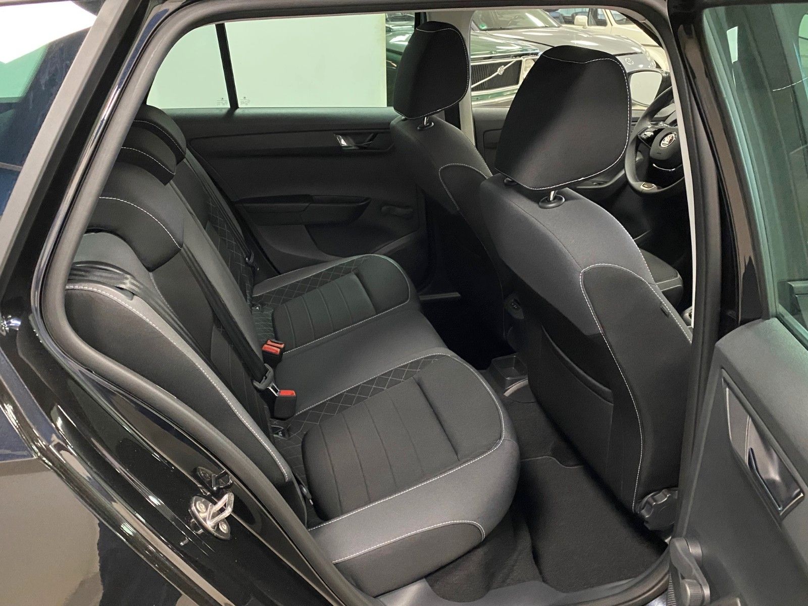 Fahrzeugabbildung SKODA Fabia 1.0l TSI DSG AMBITION COMBI++NAVI+PDC+ALU+