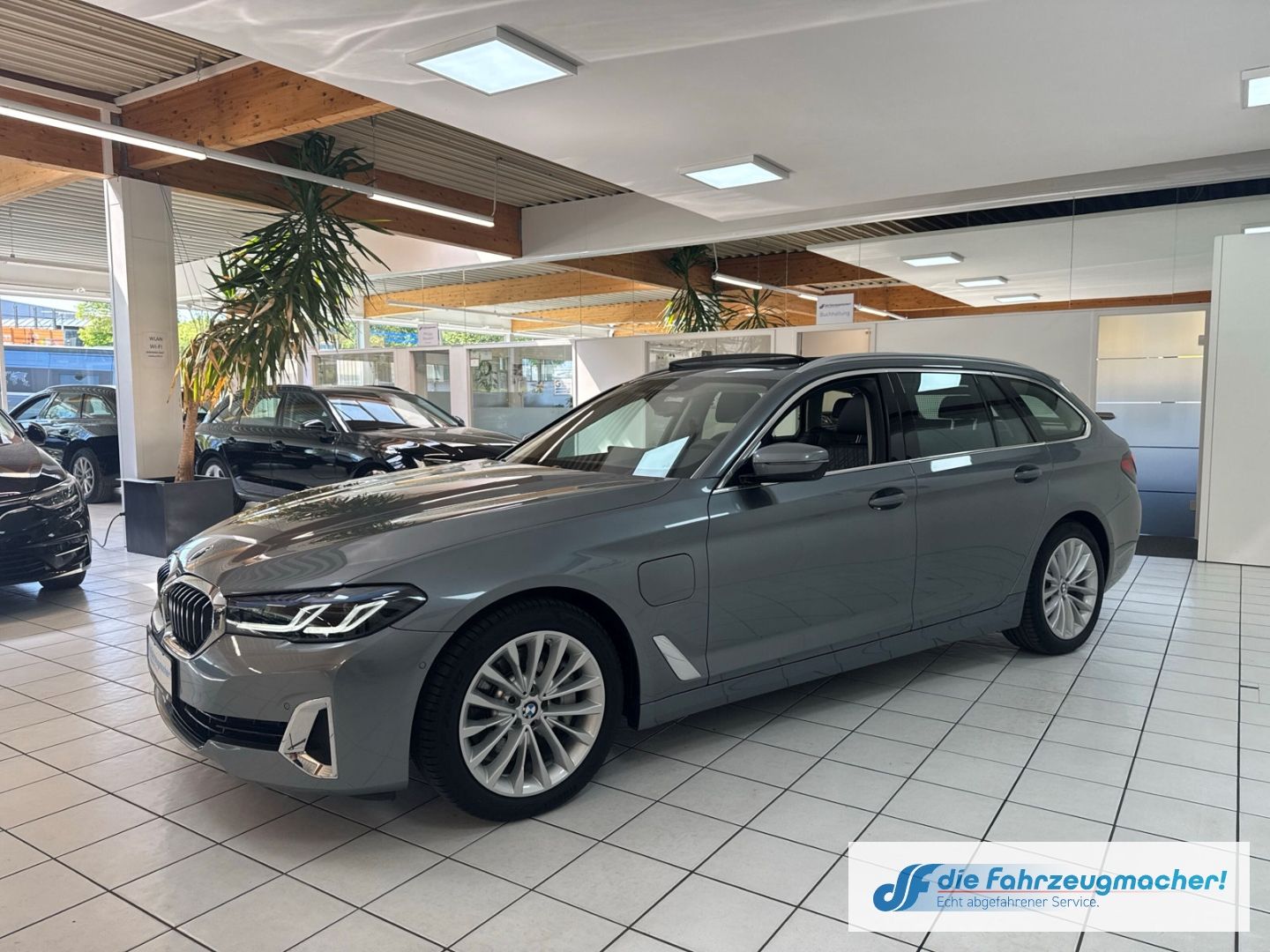 Fahrzeugabbildung BMW 530 e xDrive Luxury Line Touring HUD LuftF Pano