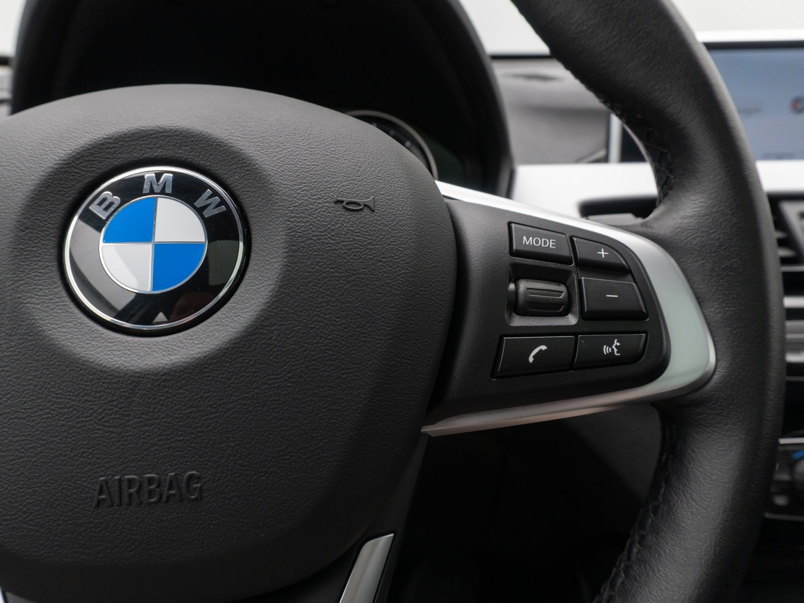 Fahrzeugabbildung BMW X1 xD18d Navi DAB Lordos GeschwindigReg Panorama
