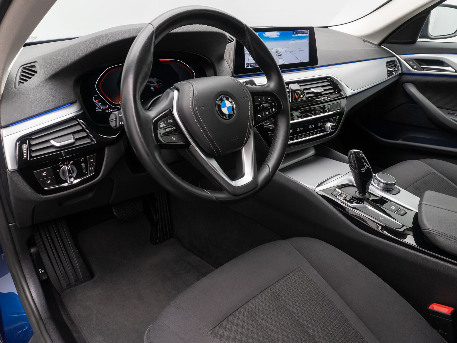 Fahrzeugabbildung BMW 520d xD HUD Kamera HiFi Alarm AHK FernlichtAssis