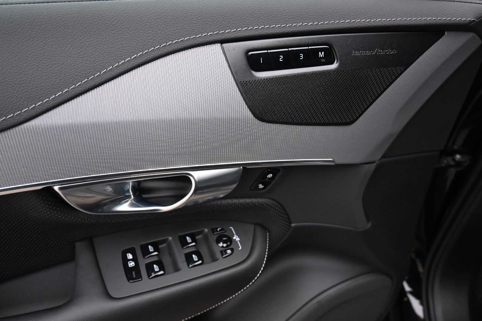 Fahrzeugabbildung Volvo XC90 B5 D AWD Ultimate Dark*STDHZG*LUFT*360°*ACC