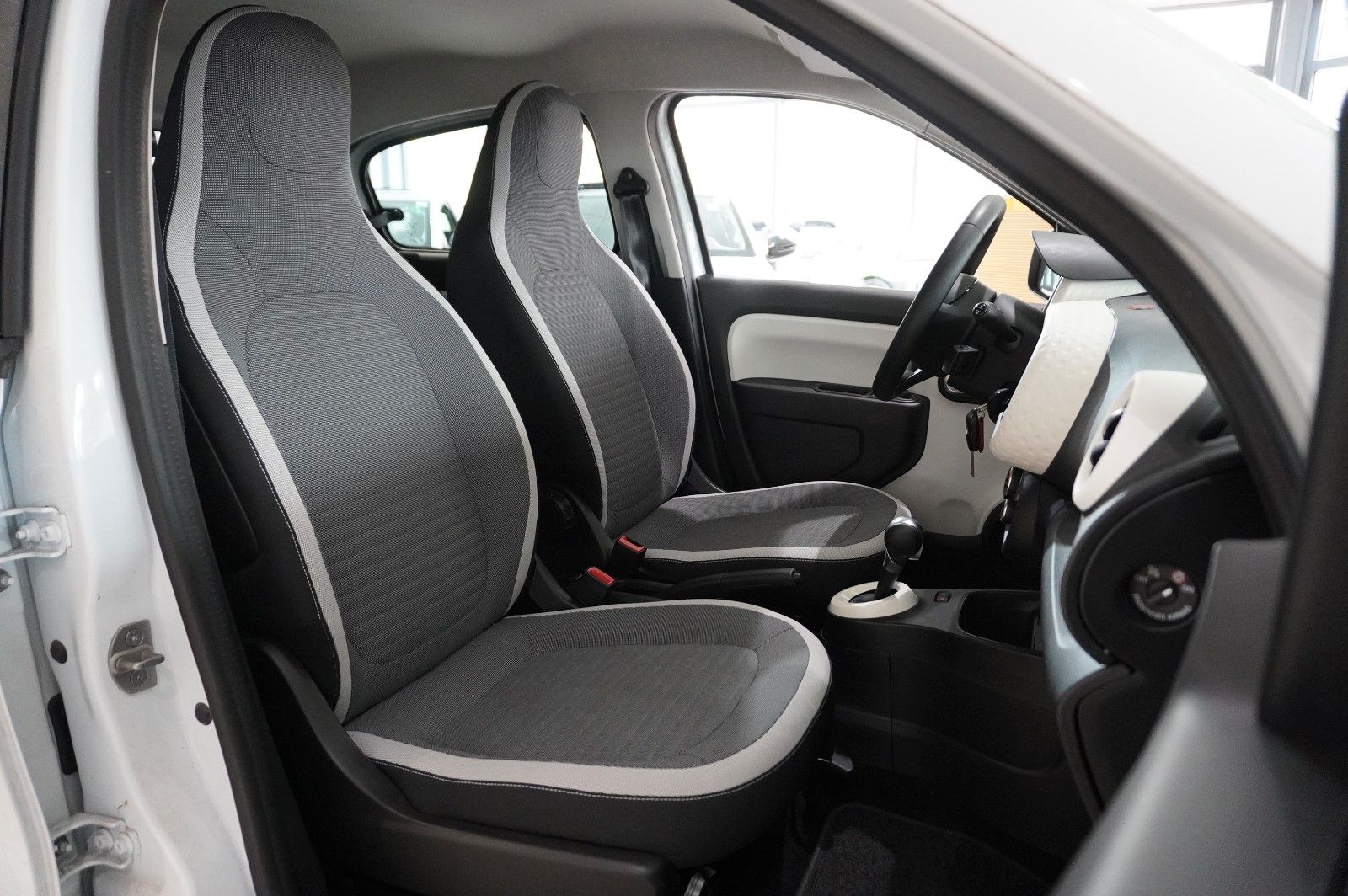 Fahrzeugabbildung Renault Twingo Equilibre Electric 22KWH NAVI/LED/DAB+