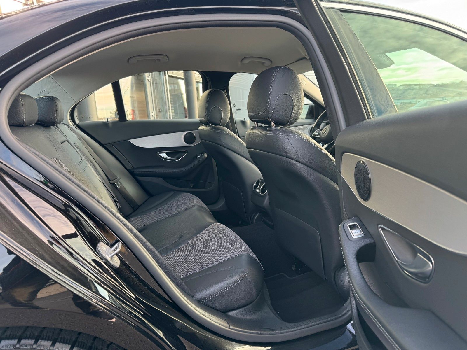 Fahrzeugabbildung Mercedes-Benz C 200 C Limousine+Avantgarde+AHK+RFK+TotW