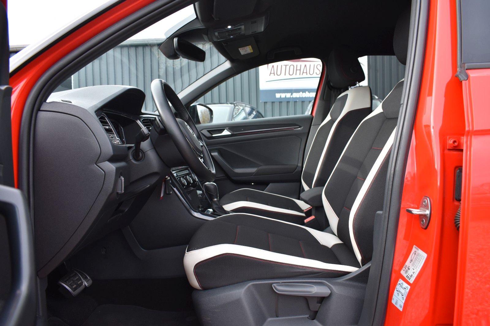 Fahrzeugabbildung Volkswagen T-Roc Sport 4Motion LED AHK Applecar Automatik