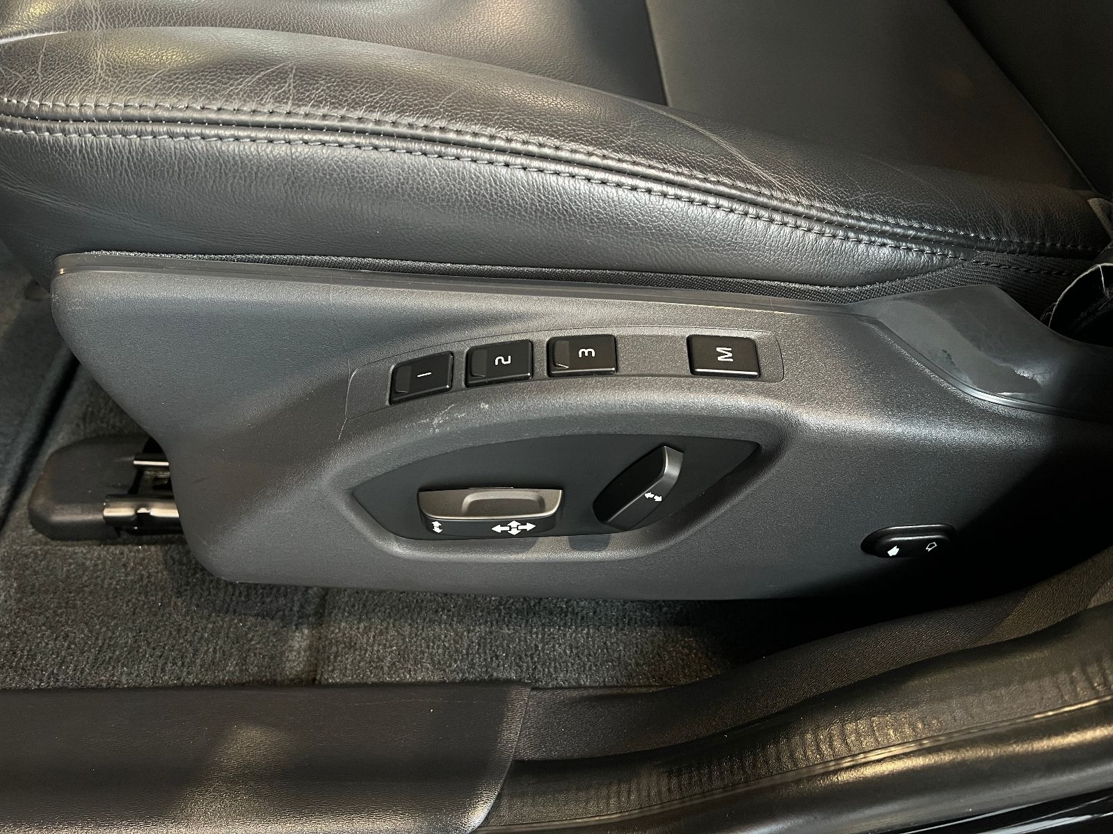 Fahrzeugabbildung Volvo XC60 Summum AWD PANO LED XENON NAVI