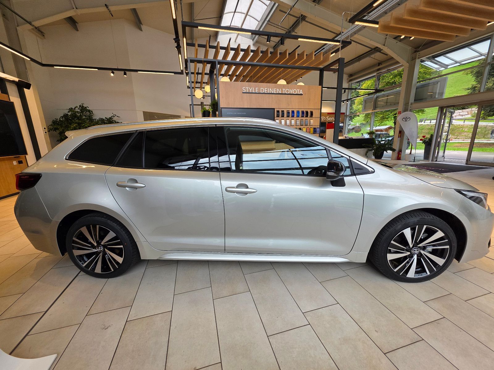 Toyota Corolla Touring Sports Hybrid Teamplayer imagem 3