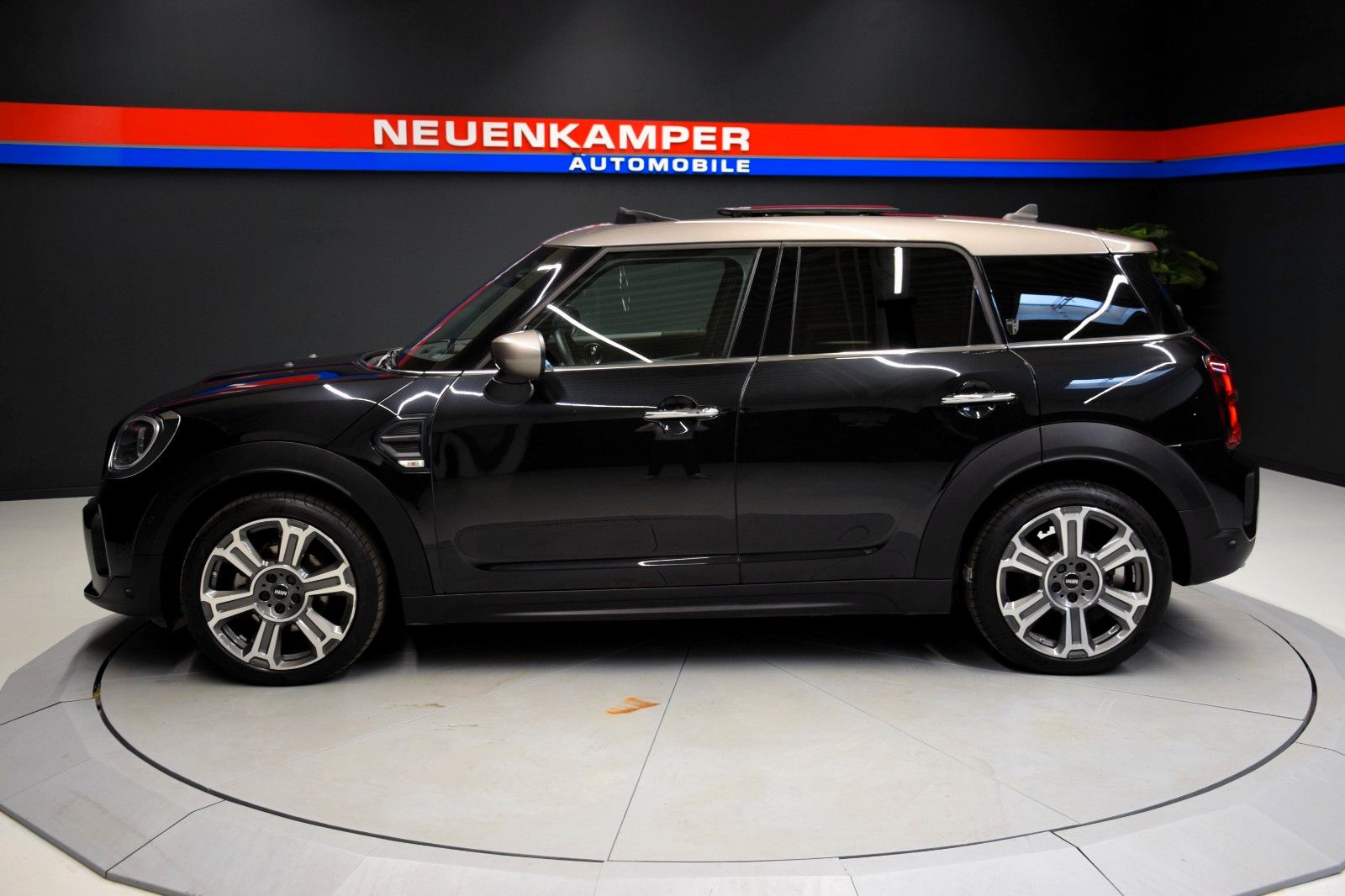 Fahrzeugabbildung MINI Cooper Countryman Pano Premium Plus HuD ACC Memo